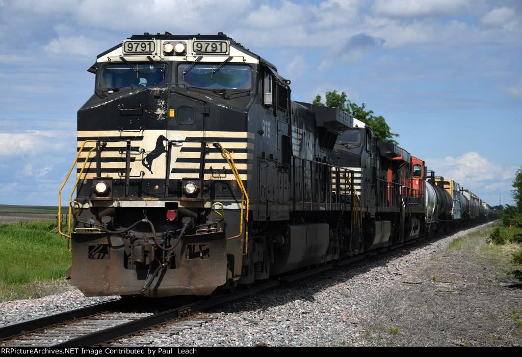 Manifest rolls west behind a pair of ponies in the lead